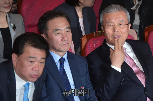 ▲ 20대 총선에서 더불어민주당이 선전했으나 문재인 전 대표의 은퇴가 예정된 가운데 향후 당내 권력지형에 변화가 생길 것으로 보인다. ⓒ뉴데일리 정상윤 기자