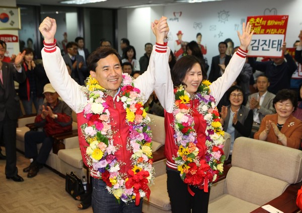 ▲ 14일 제20대 국회의원 총선거 강원 춘천시 중앙로 인근 새누리당 김진태 후보 선거 사무실에서 접전 끝에 김 후보의 당선이 확정되자 김 후보 내외 및 지지자들이 환호하고 있다. ⓒ김진태 의원실