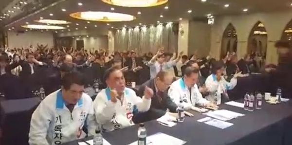 ▲ 기독자유당 관계자들이 개표상황을 지켜보며 함께 통성기도를 하고 있다. ⓒ뉴스엔조이 캡쳐