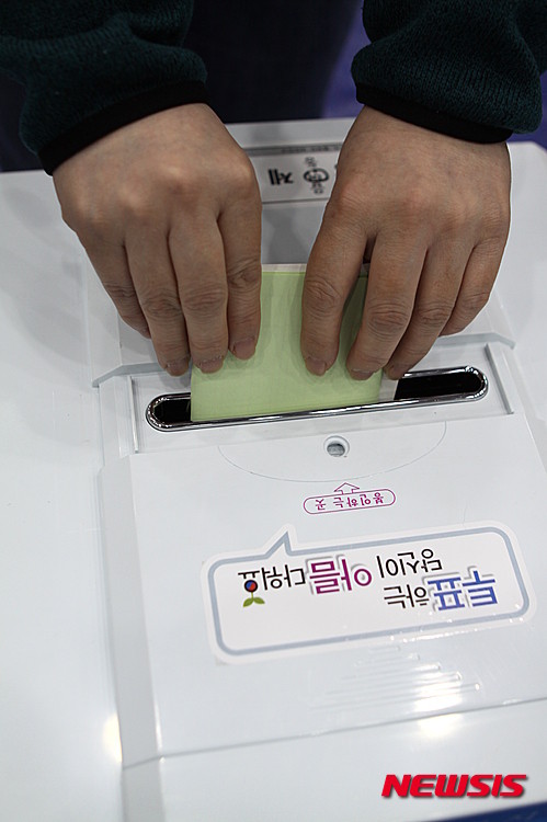 ▲ 13일 선관위에 따르면 제20대 국회의원총선거의 투표율이 58%로 잠정 집계됐다. ⓒ 뉴시스