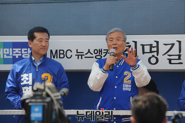 ▲ 김종인 더불어민주당 비상대책위원회 대표가 지난 10일 오전 서울 송파구 석촌호수 주변에서 열린 최명길(송파을)후보 지원 유세에서 지지를 호소하고 있다. ⓒ뉴데일리DB