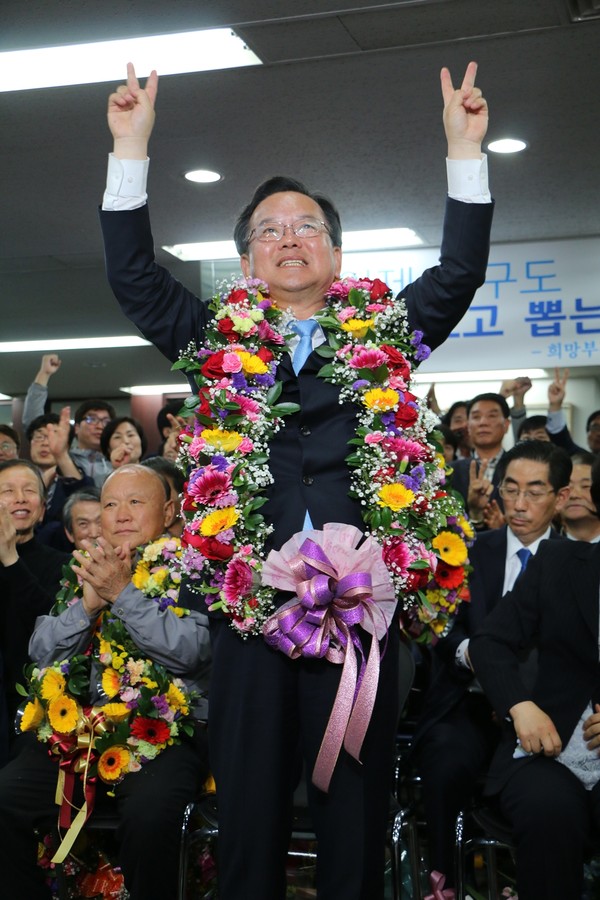 ▲ 김부겸 후보가 당선이 확정되자 V자를 그리며 지지자들에게 인사를 하고 있다.ⓒ김 후보 제공