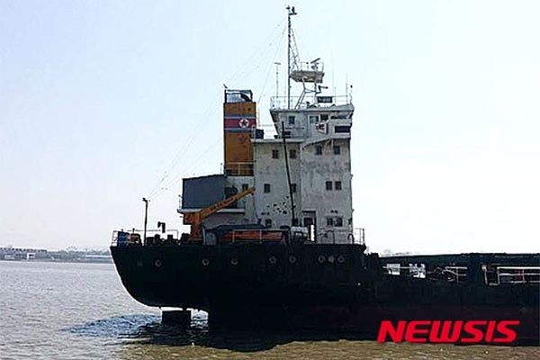 ▲ 단둥항에서 포착된 북한 화물선의 모습. 뉴시스가 독자로부터 제보를 받은 사진이라고 한다. ⓒ뉴시스. 무단전재 및 재배포 금지.