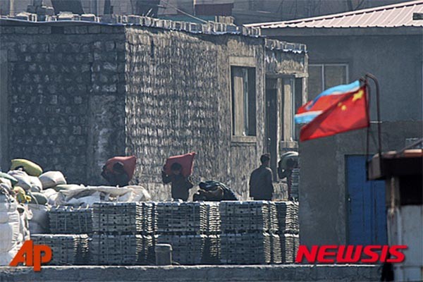▲ 中공산당이 유엔 안보리의 대북제재를 성실히 이행하지 않는다는 정황이 드러나고 있다. 사진은 지난 2월 26일 中단둥에서 찍은 신의주 조선소의 북한 근로자들 모습. ⓒ뉴시스-AP. 무단전재 및 재배포 금지.