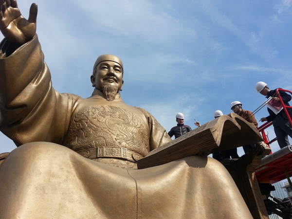 ▲ 광화문광장 세종대왕 상이 정기점검을 받고 있다. ⓒ서울시