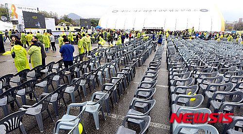 ▲ 세월호 참사 1주기인 16일 오후 경기 안산 세월호 희생자 합동분향소에서 2시에 열릴 예정이었던 세월호 참사 1주기 추모행사는 전면 취소됐다. 2015.04.16. ⓒ뉴시스