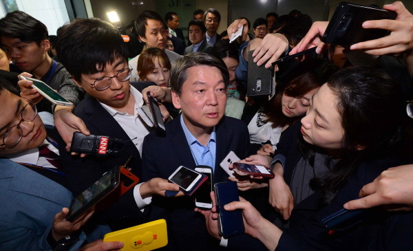 ▲ 국민의당 안철수 대표가 14일 서울 마포당사에서 열린 선거대책위원회의를 마치고 나서는 길에 취재진들에 둘러싸여 질문을 받고 있다. ⓒ뉴시스 사진DB
