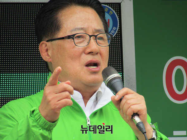 ▲ 국민의당 박지원 의원이 지난 6일 전남 여수 서시장에서 이 지역에 출마한 이용주 후보의 지원 유세를 하고 있다. 내 일보다 지원을 잘해서 이름이 지원이라고 말하고 다니는 박지원 의원답게 이용주 후보는 총선 개표 결과 압승했다. ⓒ여수(전남)=뉴데일리 정도원 기자