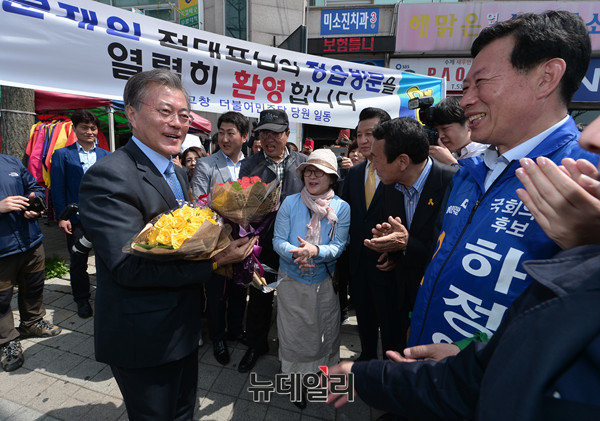 ▲ 더불어민주당 문재인 전 대표가 지난 9일 전북 정읍을 찾아 이 지역에 출마한 하정열 후보를 지원하고 있다. 하정열 후보는 총선 개표 결과 국민의당 유성엽 후보에게 더블스코어 이상의 격차로 완패했다. ⓒ정읍(전북)=뉴데일리 정상윤 기자