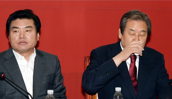 ▲ 14일 오전 서울 여의도 국회 새누리당 대표실에서 열린 중앙선대위 해단식에 참석한 김무성 대표가 대표직 사퇴를 선언한 뒤 물을 마시고 있다.ⓒ뉴시스