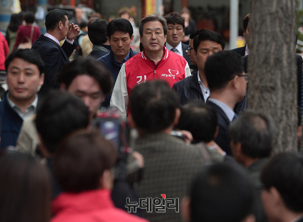 ▲ 14일 오전 서울 여의도 국회 새누리당 대표실에서 열린 중앙선대위 해단식에 참석한 김무성 대표가 대표직 사퇴를 선언한 뒤 물을 마시고 있다.ⓒ뉴시스