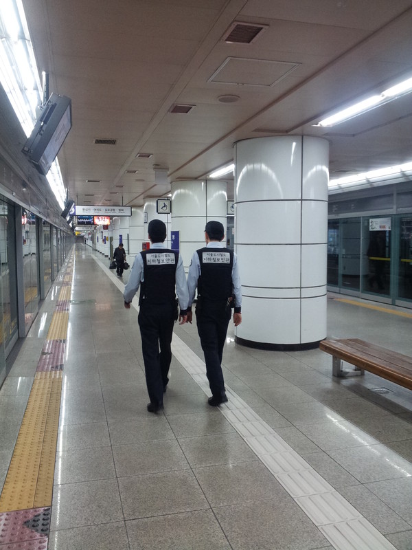 ▲ 지하철 보안관이 역사 내를 순찰 하고 있다.ⓒ서울시