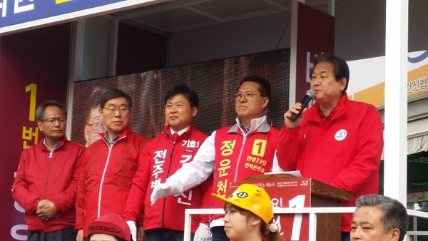 ▲ 20 총선에서 전북 전주을에 당선된 새누리당 정운찬 당선인. 사진은 새누리당 김무성 대표가 지원유세하는 장면이다. 김무성 대표는 이 곳에서 예산 폭탄을 약속하기도 했다. ⓒ뉴데일리 정상윤 기자