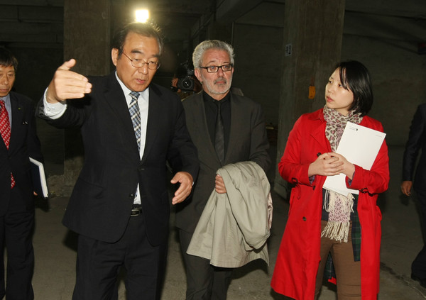 ▲ 국립현대미술관 바르토메우 마리 리바스 관장(50)이 14일 청주를 방문해 이승훈 시장의 안내를 받고 있다.ⓒ청주시