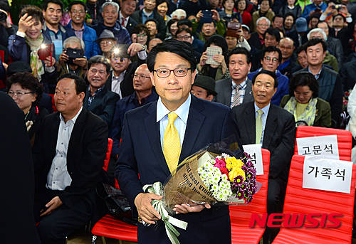 ▲ 제20대 국회의원선거 인천 남구 을에 당선이 확실시 된 무소속 윤상현 후보가 13일 오후 인천 남구 용현동 선거사무소에서 꽃다발을 들고 있다. 2016.04.13. ⓒ 사진 뉴시스