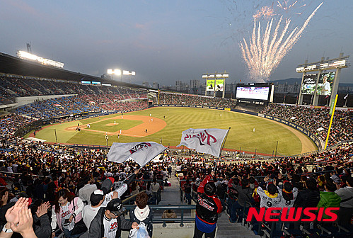 ▲ 지난 1일 오후 서울 송파구 잠실야구장에서 열린 '2016 타이어뱅크 KBO리그' 개막전 LG 트윈스와 한화 이글스의 경기에서 LG 팬들이 응원을 하고 있다.ⓒ뉴시스