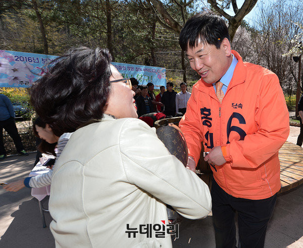 ▲ 대구 북구을에서 무소속으로 당선된 홍의락 당선인. 사진은 그가 20대 총선을 앞두고 선거유세를 하고 있는 모습이다. ⓒ뉴데일리 정상윤 기자