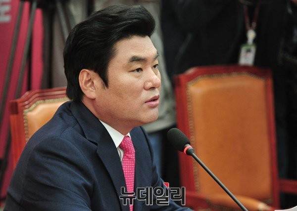 ▲ 새누리당 비상대책위원장으로 추대된 원유철 원내대표가 15일 오전 국회에서 비대위 구성 등에 대한 입장을 밝히고 있다.ⓒ이종현 기자