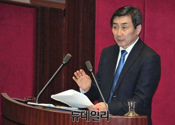 ▲ 더불어민주당 이종걸 원내대표가 15일 YTN라디오에 출연해 문재인 전 대표의 은퇴설과 관련 "사즉생의 각오로 한 표현"이라며 변호에 나섰다. ⓒ뉴데일리 이종현 기자