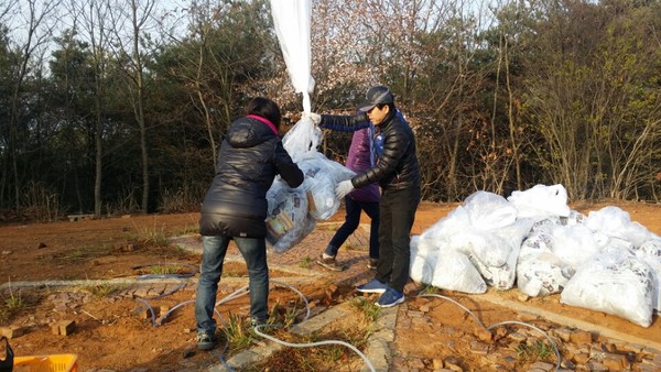 ▲ 자유북한운동연합 회원들이 15일 김일성생일(태양절)을 맞아 대북전단을 날리고 있다. ⓒ자유북한운동연합 제공