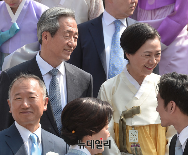 ▲ 단체사진 촬영 기다리는 정몽준 이사장 내외 ⓒ 뉴데일리 정상윤