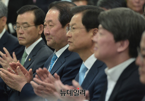 ▲ 국민의당 안철수·천정배 공동대표와 박주선 최고위원 등이 15일 서울 마포당사에서 열린 당선자대회에서 손금주 당선자(전남 나주·화순)의 갑질·막말하지 않겠다는 선서를 듣고 박수를 치고 있다. ⓒ뉴데일리 정상윤 기자