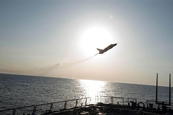 美해군이 홈페이지에 공개한 러시아 공군 Su-24 전폭기의 위협비행 모습. ⓒ美해군 홈페이지-美해군 6함대 촬영