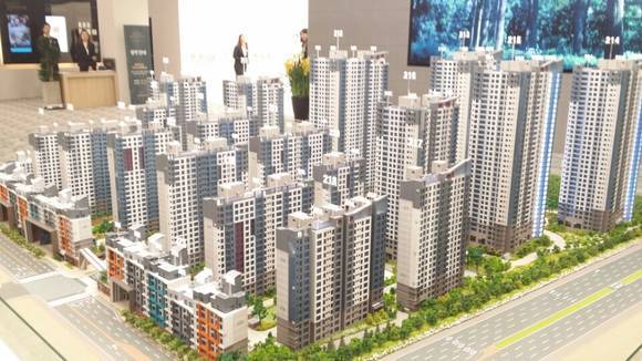 ▲ 지난달 서울과 대구가 신규 단지 공급 효과로 평균 분양가가 상승했다. 사진은 개포주공2단지를 재건축한 래미안 블레스티지 모형도.ⓒ뉴데일리경제