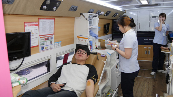 ▲ 대구대가 헌혈증서 기부 릴레이 행사를 갖고 이웃 나눔과 사랑을 실천하고 있다. 사진은 대구대 한 학생이 헌혈을 하는 모습.ⓒ대구대 제공