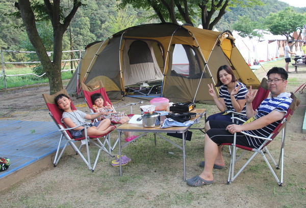 ▲ 한 가족이 지난해 충북도학생수련원에서 캠핑을 즐기고 있다.ⓒ충북도교육청