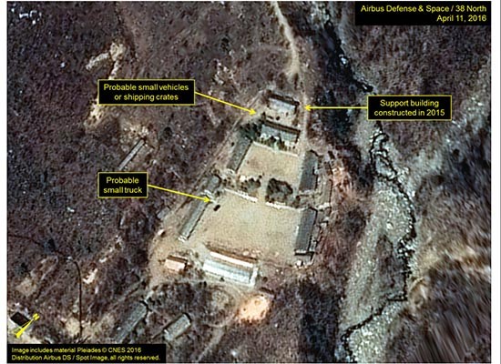 ▲ '38노스'가 위성사진 가운데 주목한 풍계리 핵실험장 지원시설. 인원과 차량들은 '작업'을 모두 마무리하고 이 곳에 모여 있는 것으로 추정했다. ⓒ38노스 관련화면 캡쳐