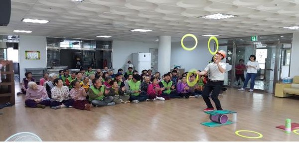 ▲ 대구시 공무원들이 지난 16일 화성양로원을 찾아 봉사활동을 벌였다. 사진은 마술공연을 갖고 있는 모습.ⓒ대구시 제공