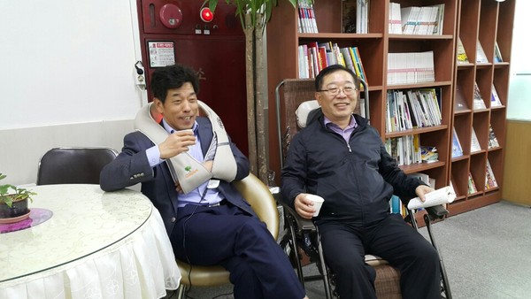 ▲ 증평군 민원과 직원이 민원인과 담소를 나누고 있다.ⓒ증평군