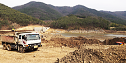 ▲ 국민안전처가 재해복구사업 미완공 사업장을 조사한 결과, 덮개 없이 골재가 방치된 작업장이 적발됐다. ⓒ국민안전처 제공