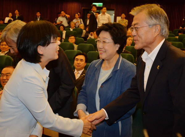 ▲ 헌법재판소에 의해 위헌정당 결정을 받고 해산당한 구 통진당의 이정희 대표가 더불어민주당 친노 한명숙~문재인 전 대표와 인사를 나누고 있는 장면(자료사진). ⓒ뉴시스 사진DB