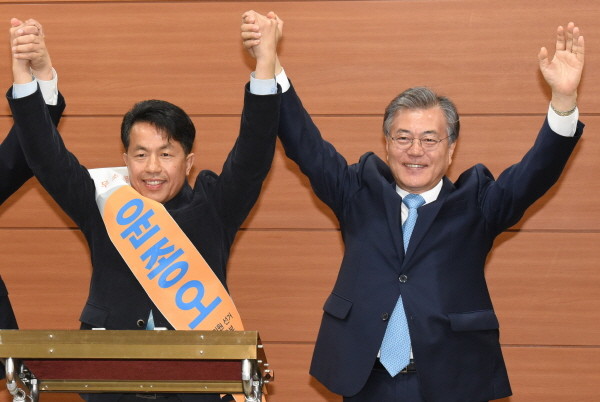 ▲ 더불어민주당 문재인 전 대표가 이른바 야권연대를 통해 울산 북구의 무소속 윤종오 후보에 대한 지지를 당부하고 있는 장면(자료사진). 무소속 윤종오 당선자는 구 통진당의 전신인 민노당 소속으로 시의원과 구청장 등을 지냈으며, 구 통진당 공천으로 구청장 선거에 나서기도 했다. ⓒ뉴시스 사진DB