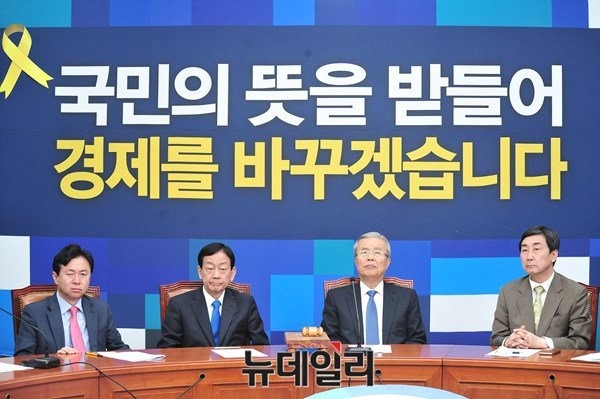 ▲ 더불어민주당이 18일 2기 비상대책위원회를 출범하고 첫 비대위 회의를 열었으나 총선 결과를 두고 다소 엇갈린 평가를 내렸다. ⓒ뉴데일리 이종현 기자