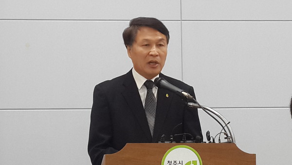 ▲ 청주시 신철연 건설교통본부장이 18일 청주시청에서 국립철도박물관 오송 유치를 위한 기자회견을 열고 있다.ⓒ김종혁 기자