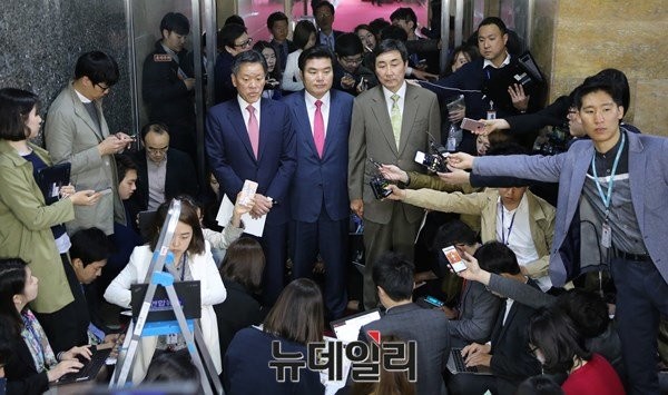 ▲ 원유철 새누리당 원내대표(가운데)와 이종걸 더불어민주당 원내대표, 주승용 국민의당 원내대표가 18일 국회의장 집무실에서 국회의장 주재 3당 원내대표 회동을 마친 뒤 결과를 설명하고 있다.ⓒ이종현 기자