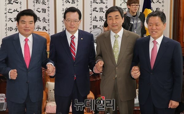 ▲ 정의화 국회의장(왼쪽 둘째) 주재로 18일 오전 서울 여의도 국회의장실에서 열린 여야 3당 원내대표 첫 회동에 앞서 참석자들이 인사를 나누고 있다. 왼쪽부터 원유철 새누리당 원내대표, 정의화 의장, 이종걸 더불어민주당 원내대표, 주승용 국민의당 원내대표. ⓒ이종현 기자