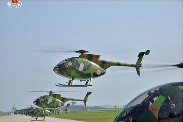 ▲ 북한은 1980년대 87대의 미제 '500MD' 헬기를 수입한 뒤 지금까지도 상당수를 운용하고 있다. 사진은 2015년 8월 비행술 경연대회 당시 등장한 北인민군의 500MD. ⓒ北선전매체 화면캡쳐