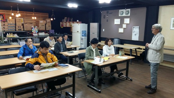 ▲ 이광진 청주 북부시장 사업단장(오른쪽)이 전통시장 벤치마킹을 위해 청주를 방문한 경기도 지역 담당자들에게 시장 설명을 하고 있다.ⓒ청주시