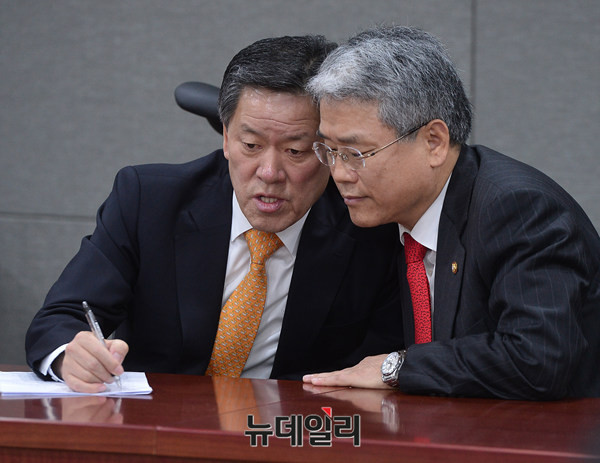 ▲ 국민의당 김성식 최고위원이 일각의 당대표·원내대표 도전설에 선을 그음에 따라, 국민의당 원내대표는 광주일고 선후배인 주승용·김동철 의원과 전북의 유성엽 의원 등의 대결 구도로 전개될 것으로 보인다. 사진은 지난 2월 15일 열린 국민의당 의원총회에서 뭔가 메모를 하며 긴밀히 대화를 나누고 있는 주승용 의원과 김동철 의원의 모습. ⓒ뉴데일리 정상윤 기자