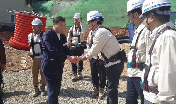 ▲ 동부산 힐튼 호텔 신축현장을 찾아 현장점검 중인 오규석 기장군수ⓒ기장군청