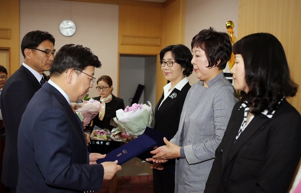 ▲ 권선택 대전시장이 18일 소비자의날 행사에서 유공자에 대한 표창을 하고 있다.ⓒ대전시