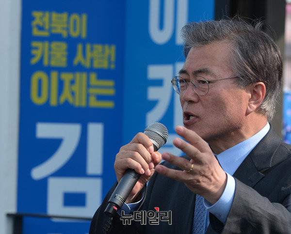 ▲ 더불어민주당 문재인 전 대표가 18일 문화일보가 발표한 여론조사에서 차기 대선후보 지지도 1위를 기록하면서 주목받고 있다. ⓒ뉴데일리 정상윤 기자