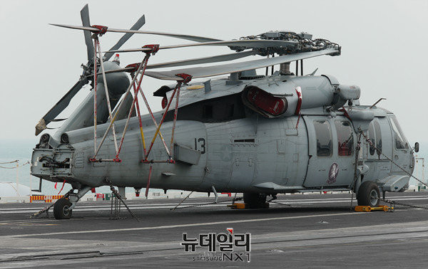 ▲ 핵항모 존 스테니스에 주기된 MH-60 헬기. ⓒ뉴데일리 정상윤 사진기자