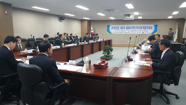 ▲ 청주상공회의소가 18일 ‘2016년 제2차 충북지역인적자원개발위원회’를 열고 지난해 훈련 결과를 논의했다.ⓒ청주상공회의소