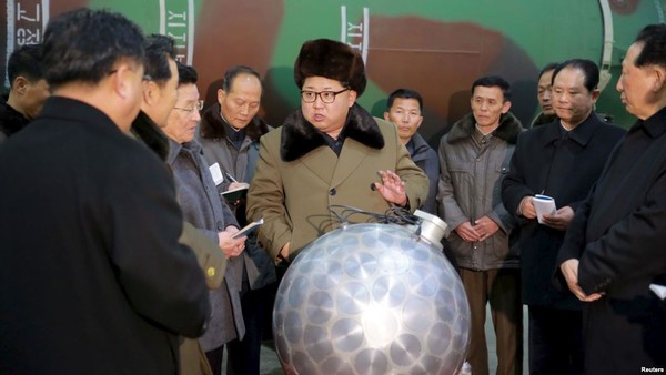 ▲ 북한 노동신문은 3월 9일 핵탄두로 추정되는 물체 앞에 서있는 김정은이 핵무기병기화사업을 지도 했다고 보도했다. ⓒ북한 노동신문