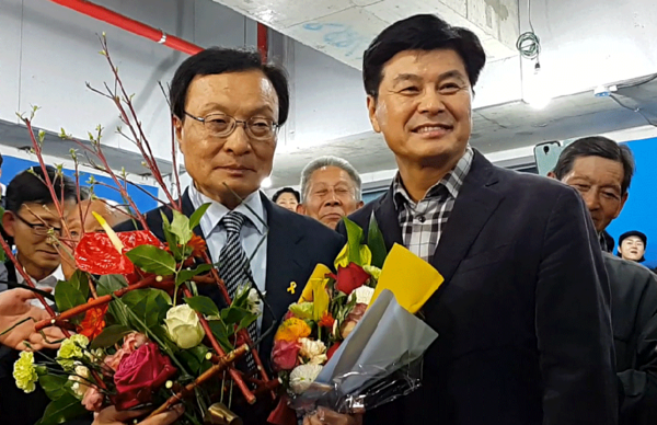 ▲ 이해찬 후보 당선을 축하하러온 이춘희 세종시장.ⓒ이해찬 후보 선거 사무소